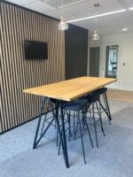 Eikenhouten statafel Harold met stalen vlinderpoten