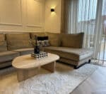 Eikenhouten salontafel Kryn met kiezelvormig blad