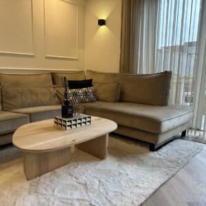 Eikenhouten salontafel Kryn met kiezelvormig blad