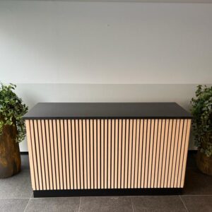 Eikenhouten toonbank Ellen met akoestische paneel