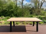 Douglashouten tuintafel Loiza met stalen schuine poten
