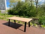 Douglashouten tuintafel Loiza met stalen schuine poten