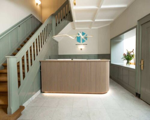 Eikehnouten balie met akoestische panelen