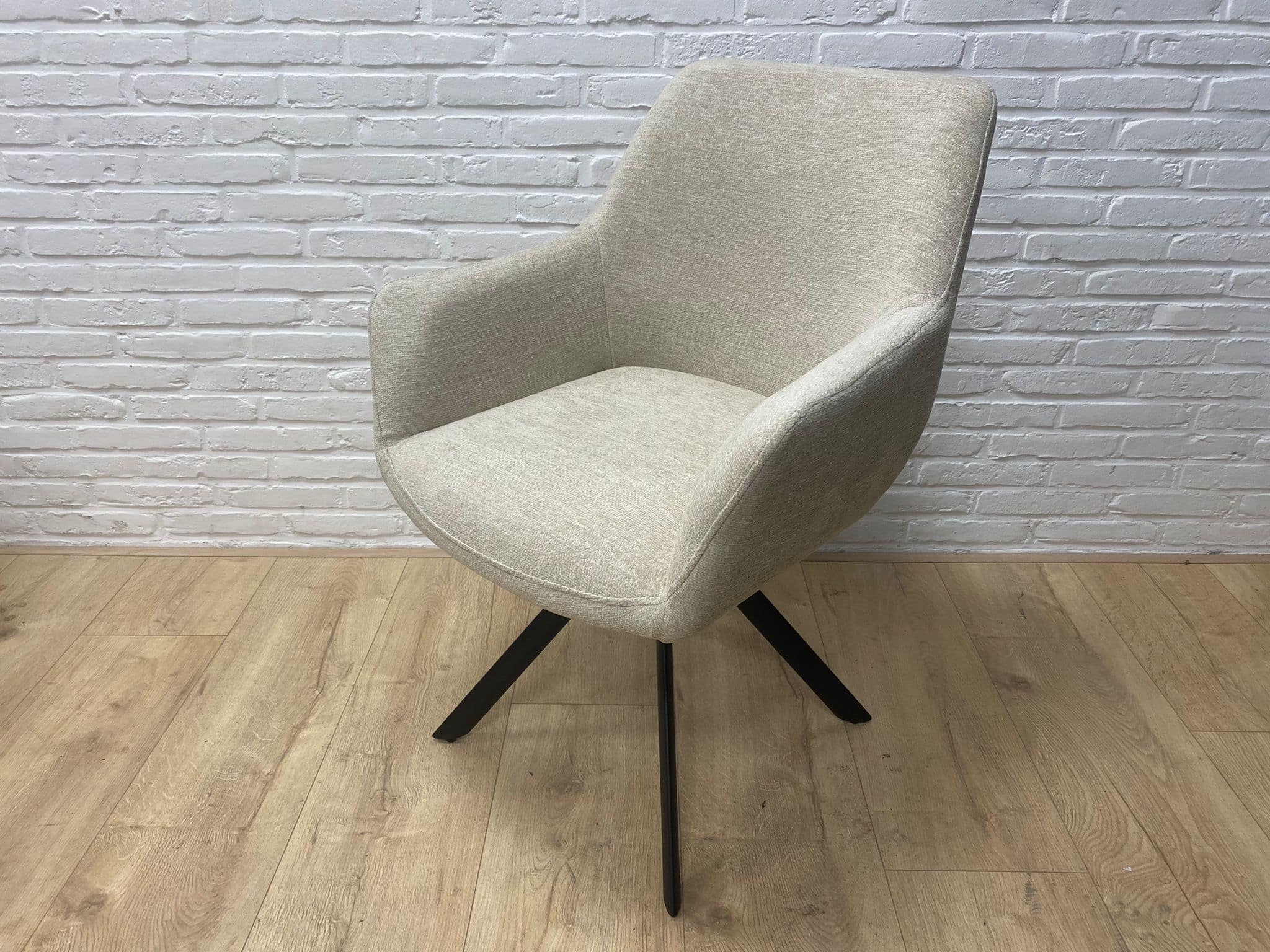 Eetkamerstoel Richard met armleuning beige Eetkamerstoel Richard met armleuning beige