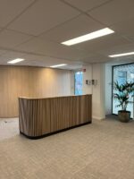 Eikenhouten toonbank Hailey met akoetische panelen