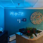 Eikenhouten toonbank Hailey met akoetische panelen