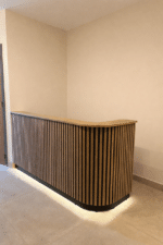 Eikenhouten toonbank Hailey met akoetische panelen