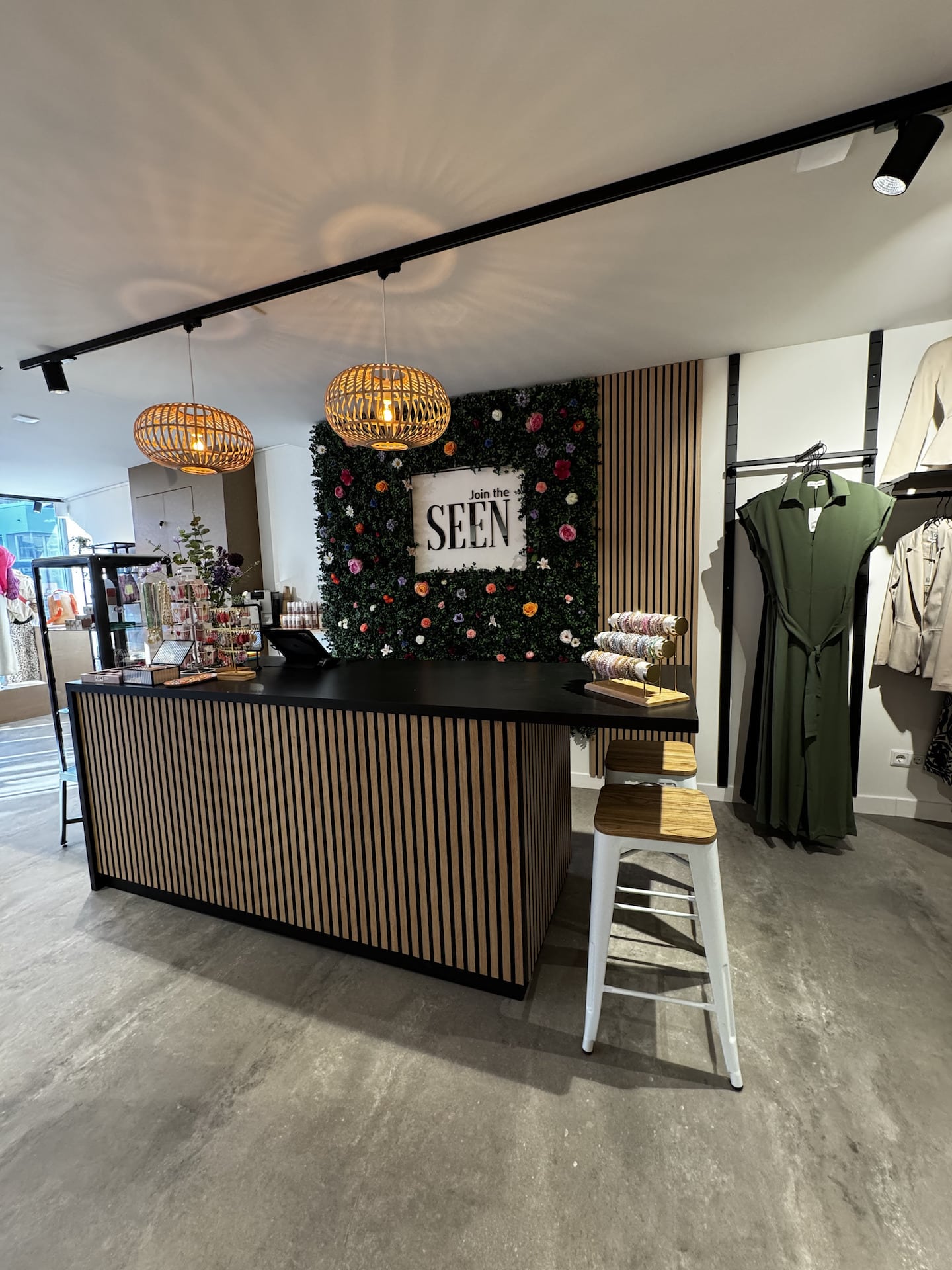 Eikenhouten toonbank Esma met akoestische panelen