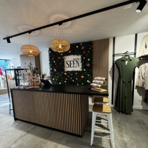 Eikenhouten toonbank Esma met akoestische panelen