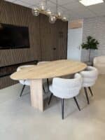 Eikenhouten kiezelvormige tafel Amalia