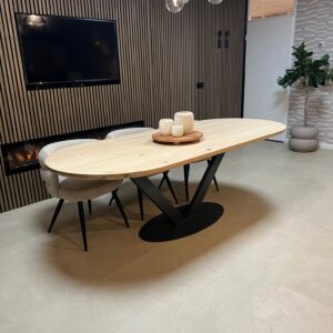 Eikenhouten tafel Irene met ovale voetplaat en halfrond blad